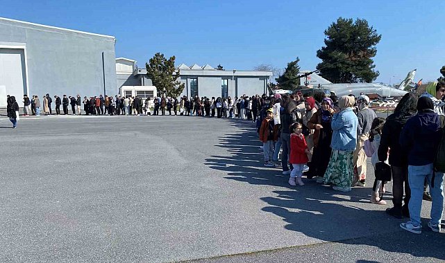 Bakırköy'de SOLOTÜRK ekibine yoğun ilgi