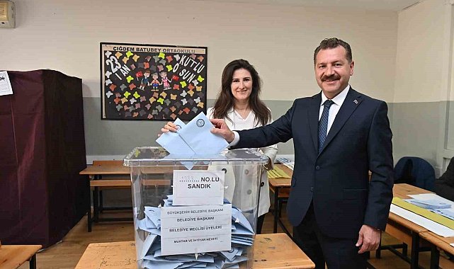 Balıkesir Büyükşehir Belediye Başkanı Yücel Yılmaz ailesi oy kullandı