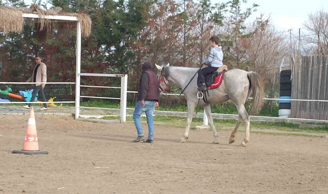 Balıkesir'de çocuklar ilk kez at binmenin sevincini yaşadı