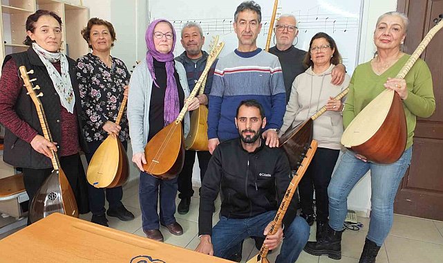 Balıkesir'de emekliler bağlama çalmayı öğreniyor