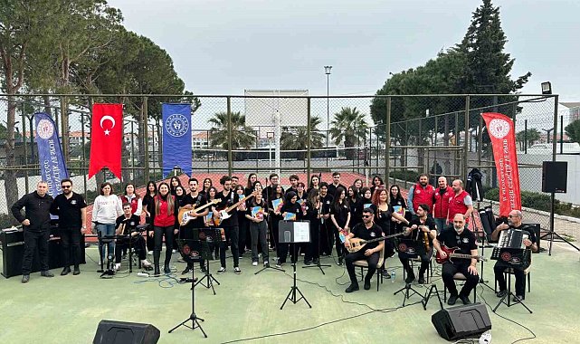 Balıkesirli gençler Ayvalık'ta pop konseri verdi