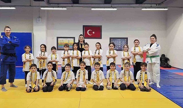 Bandırma'da "Sağlıklı Yaşama Pas Ver" projesi ile genç nesiller sporla buluşuyor
