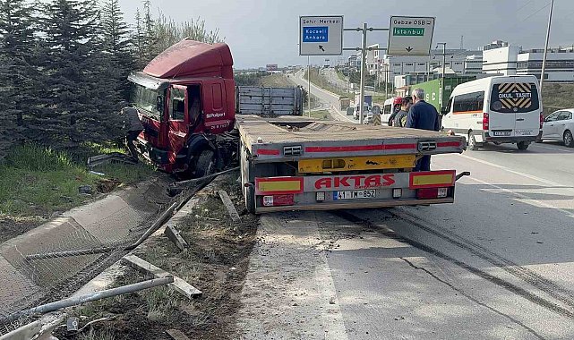 Bariyeri biçen tır makaslayarak su kanalına girdi: 1 yaralı