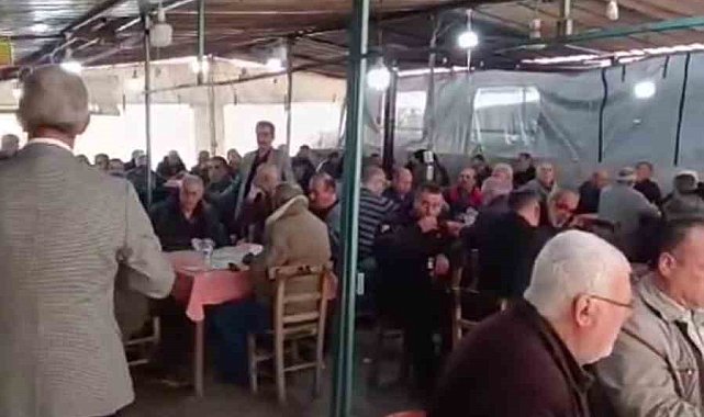 Başkan adayı konuşurken onlar oyunu bırakmadı, o anlar sosyal medyada ilgi odağı oldu