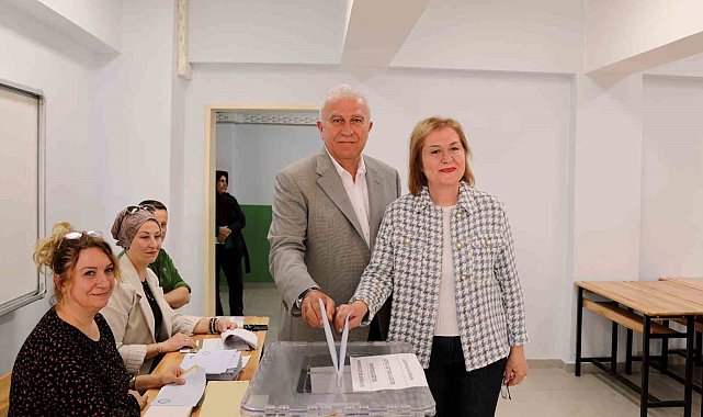 Başkan Atay, eşiyle birlikte oyunu kullandı