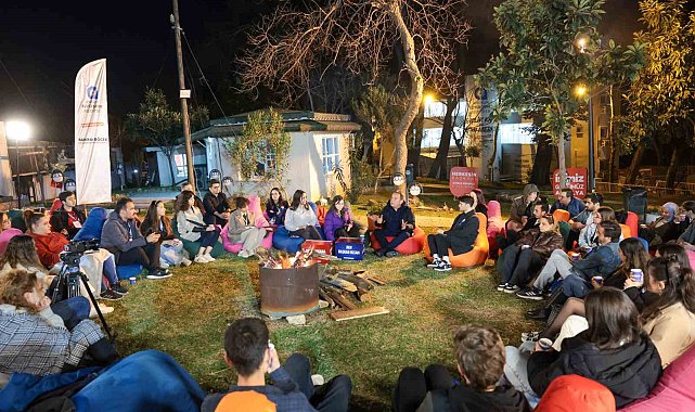 Başkan Böcek gençlerle gündüz konserde, akşam kamp ateşinde buluştu