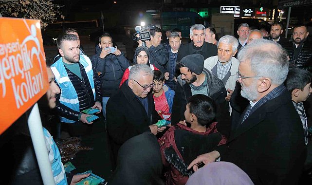 Başkan Büyükkılıç, teravih namazı sonrası vatandaşla buluştu