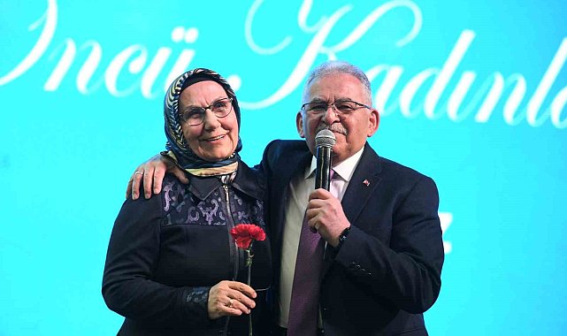 Başkan Büyükkılıç ve eşi Dr. Necmiye Büyükkılıç, öncü kadınlarla bir araya geldi