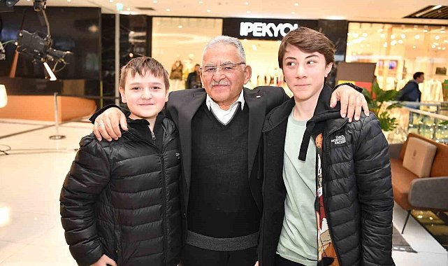 Başkan Büyükkılıç'a AVM'de yoğun ilgi