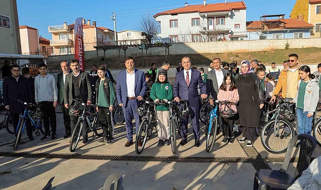 Başkan Çakın'dan öğrencilere anlamlı hediye