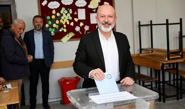 Başkan Çolakbayrakdar, oyunu eşiyle birlikte kullandı