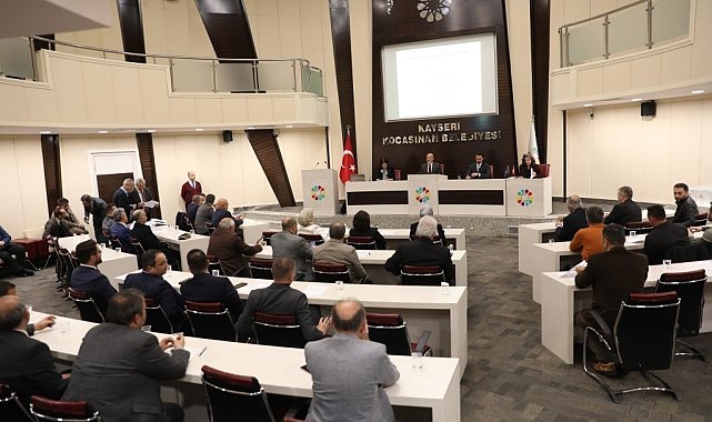 Başkan Çolakbayrakdar'dan meclis üyelerine plaket