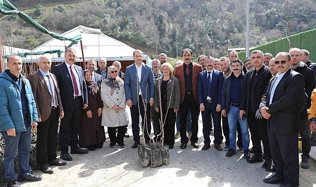 Başkan Ekim meyve fidesi dağıttı