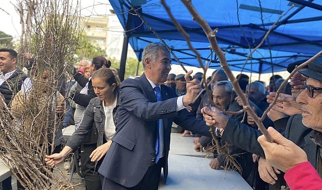 Başkan Erol'dan badem fidanı dağıtımı