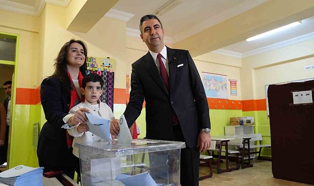 Başkan Gökhan Yüksel oyunu kullandı