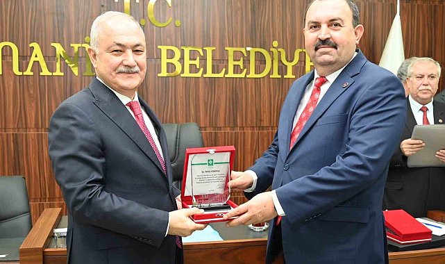 Başkan Kadir Kara'dan, meclis üyelerine teşekkür plaketi