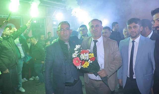 Başkan Kaya, çiçek ve meşalelerle karşılandı