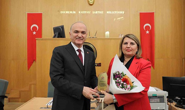 Başkan Özlü'den meclis üyelerine plaket