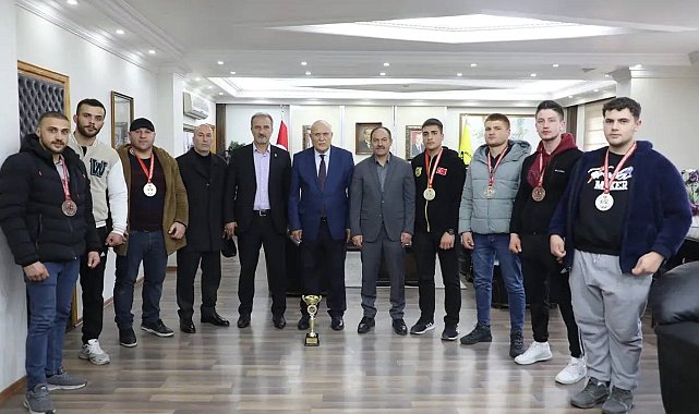Başkan Pekmezci'den başarılı sporculara altın hediyesi