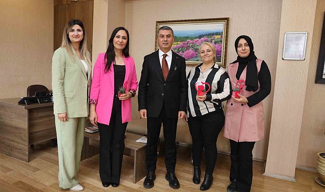 Başkan Şimşek, Kadınlar Günü'nü çiçek dağıtarak kutladı