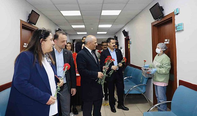 Başkan Söğüt'ten sağlık çalışanlarına karanfil
