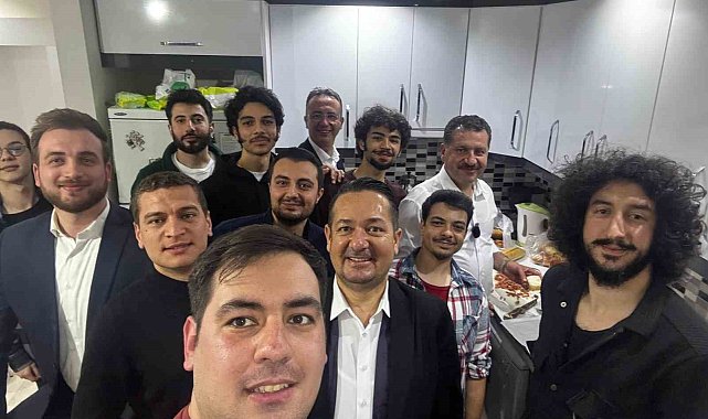 Başkan Yılmaz, öğrenci evinde sahur yaptı