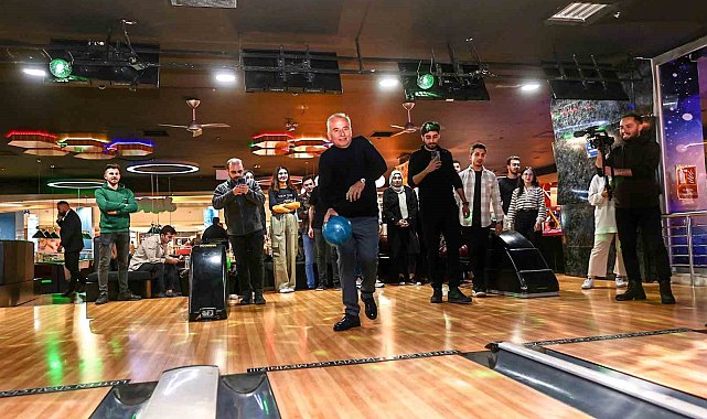 Başkan Zolan, gençlerle bowlingde hünerlerini sergiledi