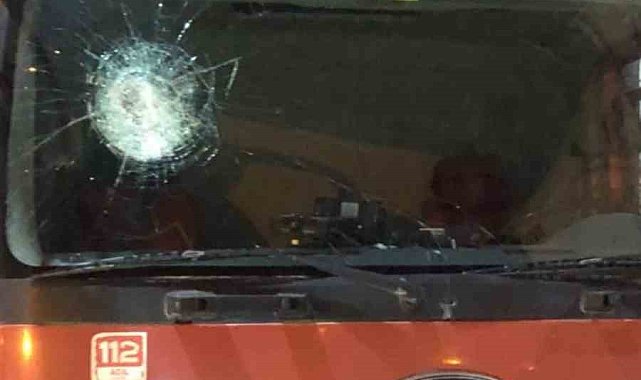 Batman'da izinsiz gösteri: Göstericilerin saldırdığı itfaiye aracının camı kırıldı