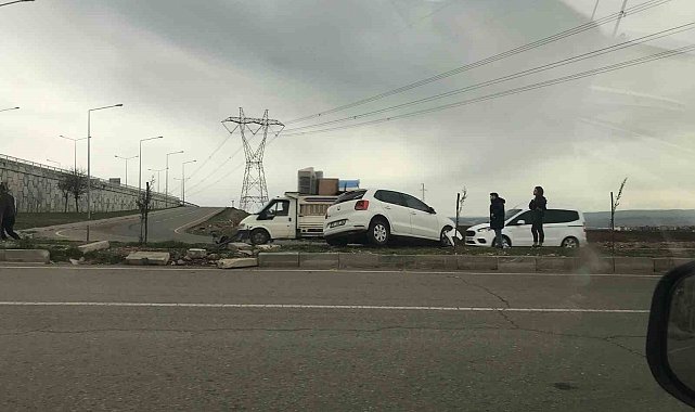 Batman'da virajı alamayan otomobil refüje çıktı