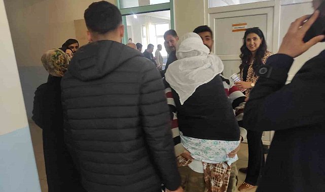 Batman'da yürüyemeyen annesini sırtında taşıyarak oy kullanmaya götürdü