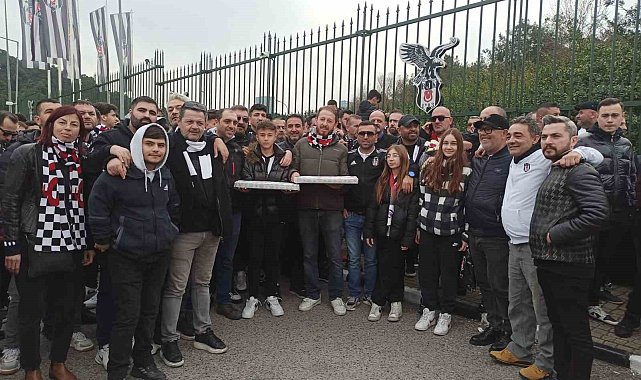 Beşiktaş taraftarından derbi öncesi takıma destek