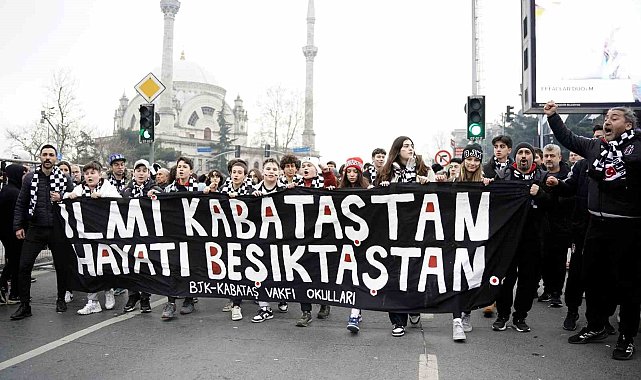 Beşiktaş taraftarından derbide takımlarına büyük destek