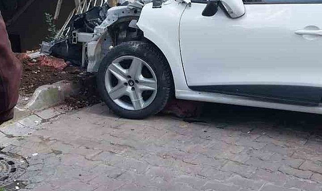 Beşiktaş'ta yokuş aşağı inerken duramayan otomobil eve daldı: 2 yaralı