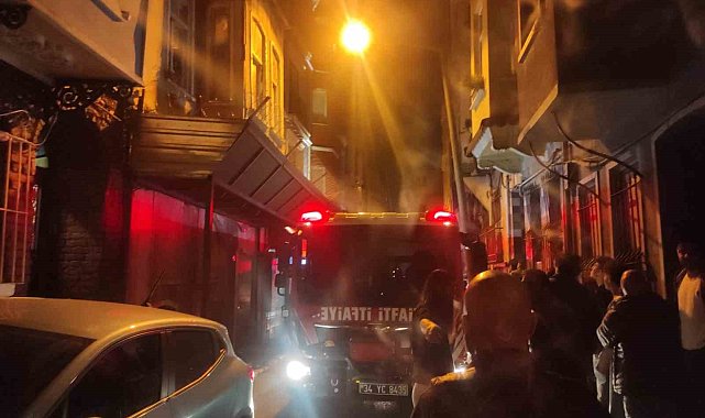 Beyoğlu'nda 4 katlı bina alev alev yandı