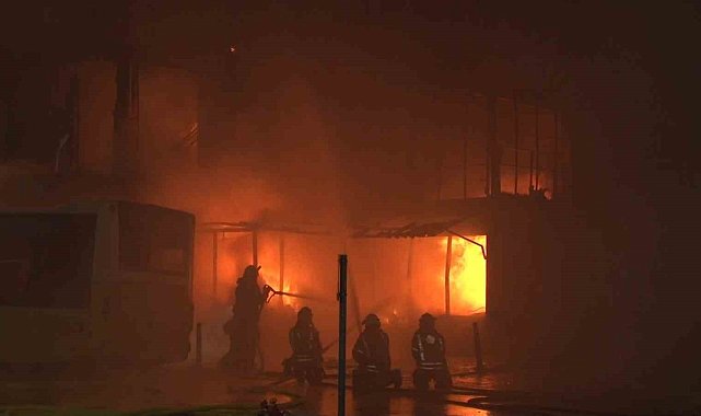 Beyoğlu'nda lastik tamirhanesi alev alev yandı