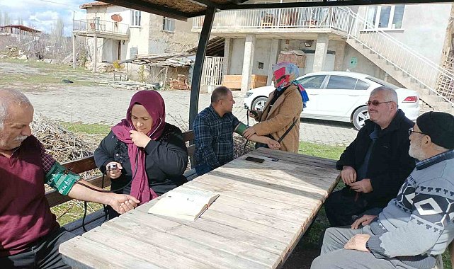 Beyşehir'de vatandaşlara tarlada, bahçede sağlık hizmeti