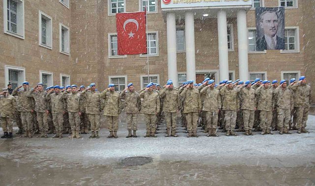 Beytüşşebap'ta Mehmetçik ve öğrenciler kar altında Çanakkale Zaferini kutladı