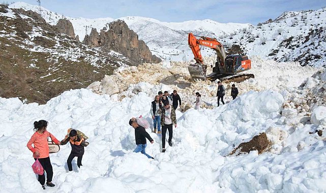 Beytüşşebap'ta öğrenciler çığın düştüğü yolu aşarak okula gidiyor