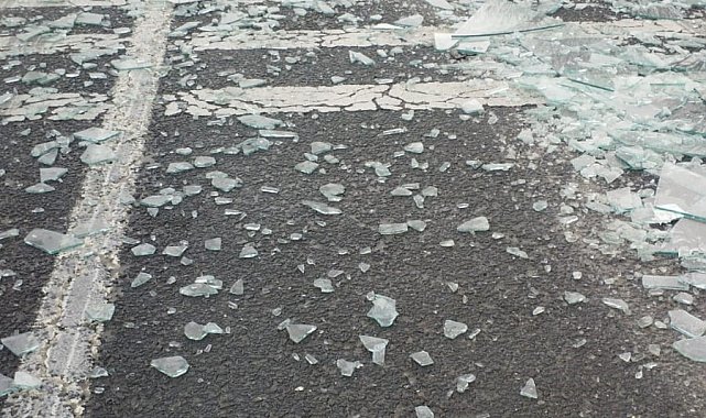 Bilecik'te seyir halindeki tırın dorsesinden camlar yola devrildi, trafik akışı durdu