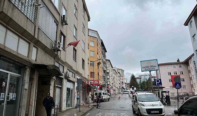 Binadan kopan sıvalar mahalleliyi tedirgin etti