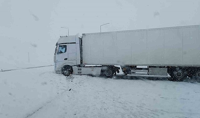 Bitlis'te 10 aracın karıştığı zincirleme kazada 16 kişi yaralandı