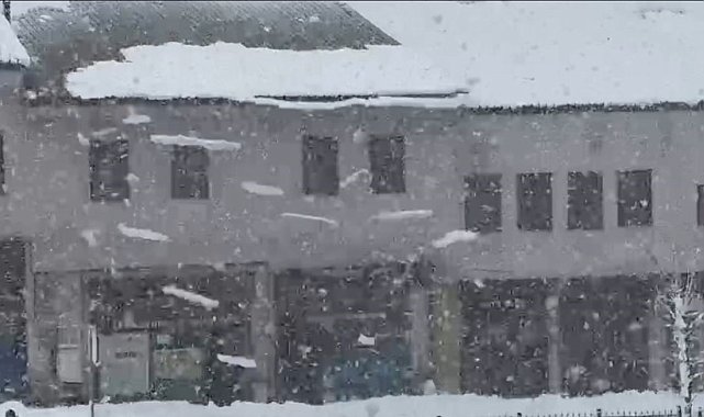 Bitlis&#039;te çatıda biriken kar çığ gibi düştü