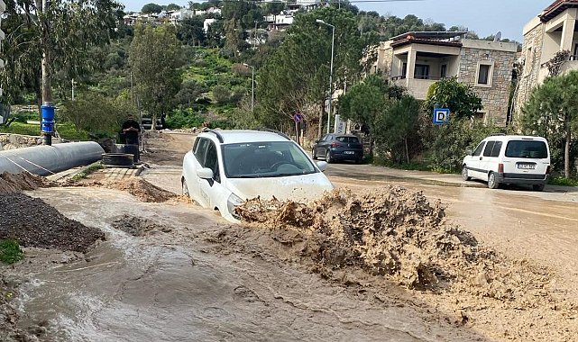 Bodrum'da isale hattı patladı, yollar göle döndü