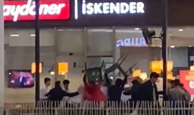 Boks ringi değil AVM: Ellerine geçirdikleri sandalyeleri birbirlerine fırlattılar