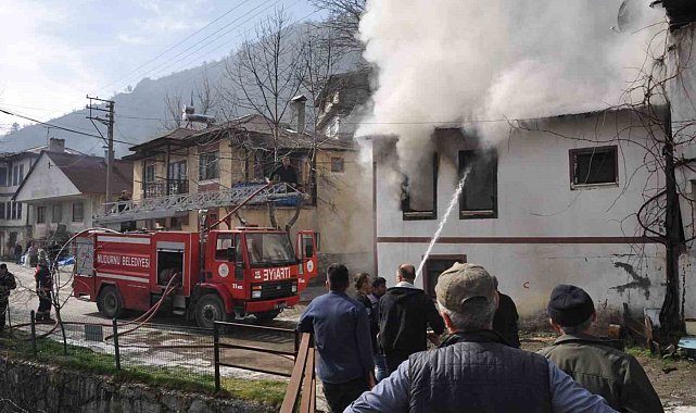 Bolu'da korkutan yangın, alevler yan eve sıçradı