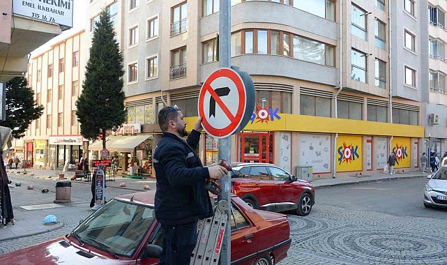 Bozüyük'te yıpranan yön ve trafik levhalarını yeniliyor