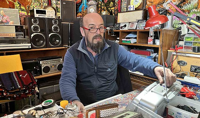 Bu radyo tamirhanesine giren zamanda yolculuğa çıkıyor