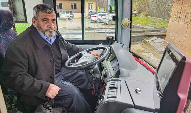 Bu şoför yolcularını dualarla karşılayıp dualarla uğurluyor