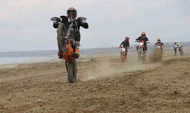Burdur Gölü'nün kuruyan alanları ekstrem sporlara ev sahipliği yapıyor