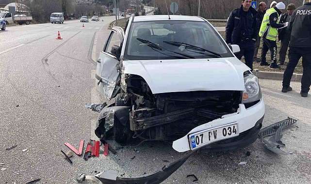 Burdur'da traktör otomobille çarpıştı: 2 yaralı